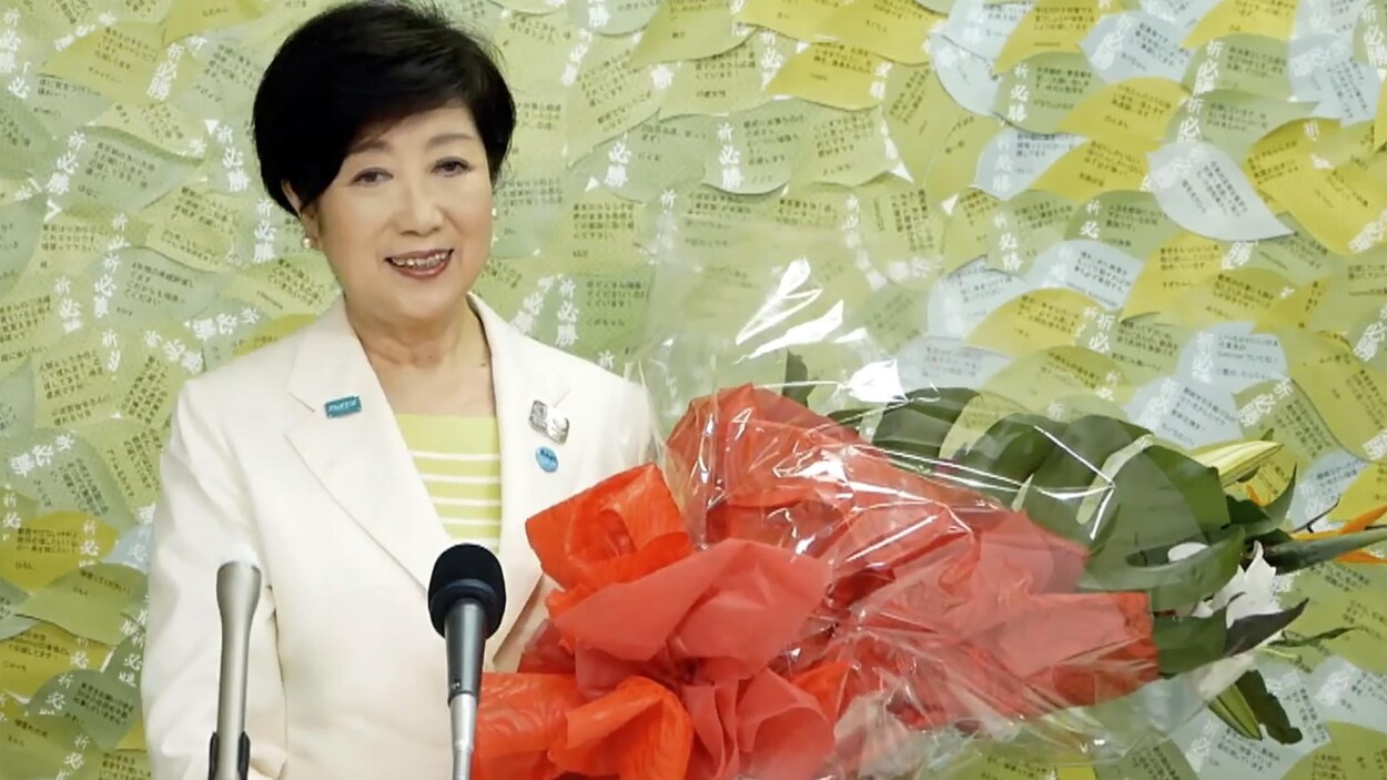 Koike Yuriko en conférence de presse organisée à son bureau de Tokyo à l'occasion de sa victoire.