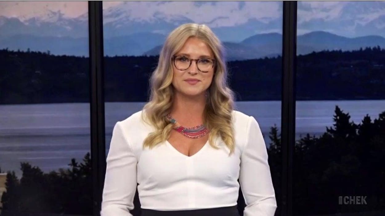 La journaliste Kori Sidaway lors de la présentation d'un bulletin d'information.