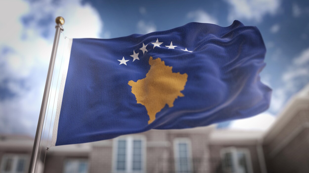 Les couleurs jaune et bleu du drapeau du Kosovo Les couleurs jaune et bleu du drapeau du Kosovo