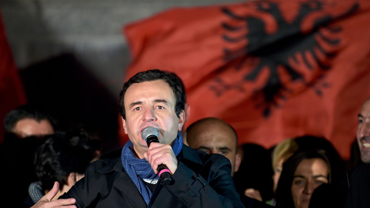Albin Kurti s'adresse à un public, micro à la main.
