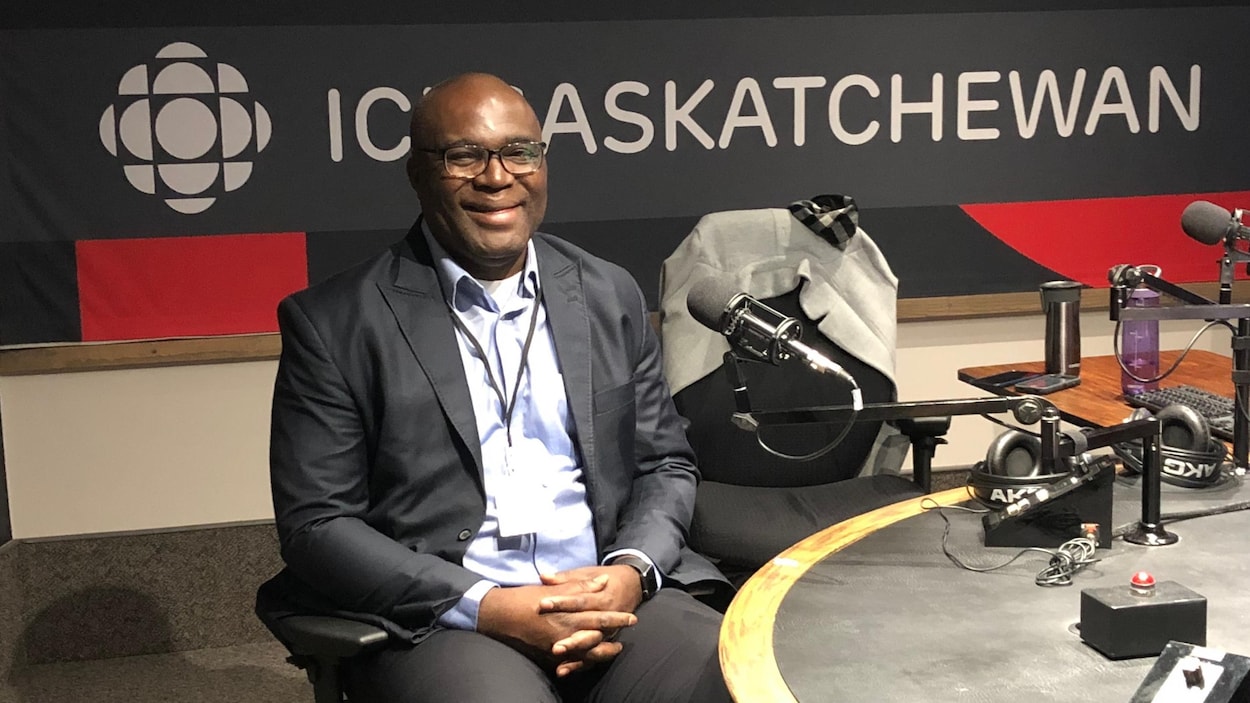 Portrait de Kouamé N'Goandi dans le studio radio d'ICI Saskatchewan.