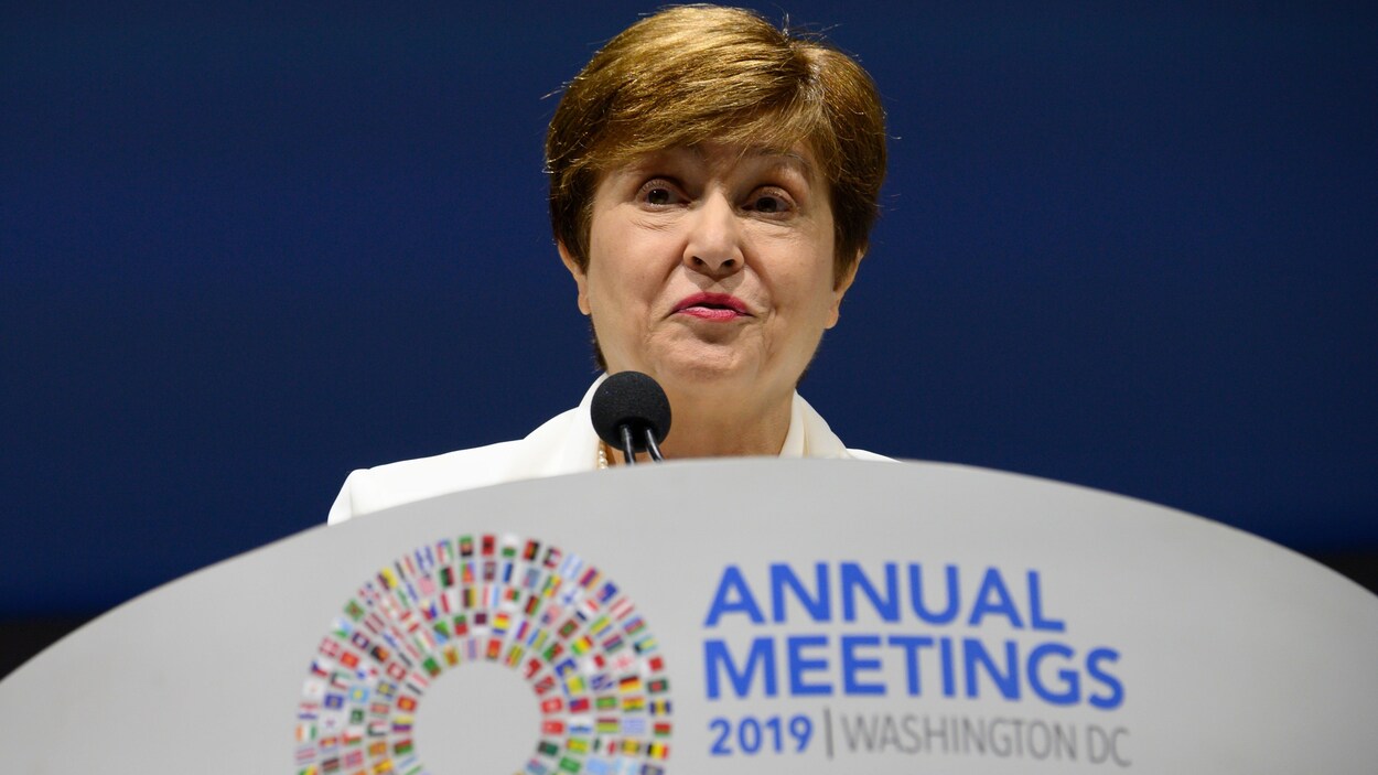 Kristalina Georgieva derrière un lutrin, lors de la rencontre du FMI le 18 octobre 2019 à Washington.
