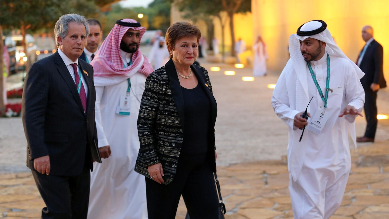 Kristalina Georgieva entourée d'hommes dont deux Saoudiens
