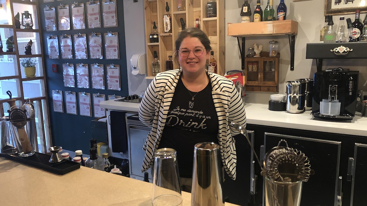 Kristel Aubé-Cloutier est derrière le comptoir de son bar.