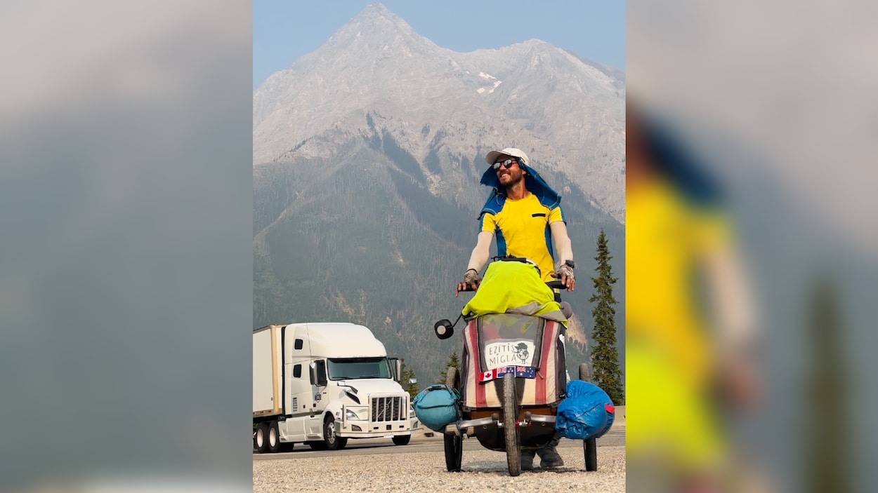 Il tente de faire le tour du monde à pied et d’établir un nouveau record