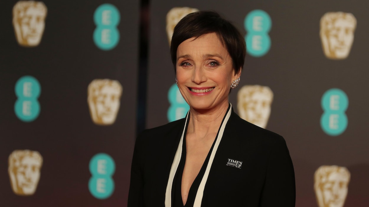 L'actrice britannique Kristin Scott Thomas portait un ensemble noir bordé de blanc. L'actrice britannique Kristin Scott Thomas portait un ensemble noir bordé de blanc.