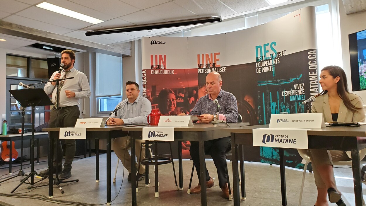 Rémi-Jocelyn Côté, Rémi Massé et Kristina Michaud lors du débat au cégep de Matane.