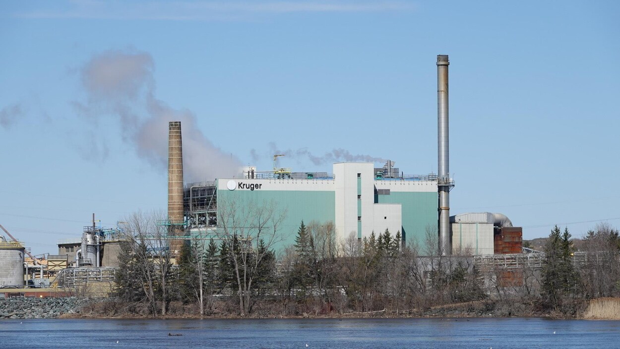 L'usine vue de l'autre côté de la rivière.