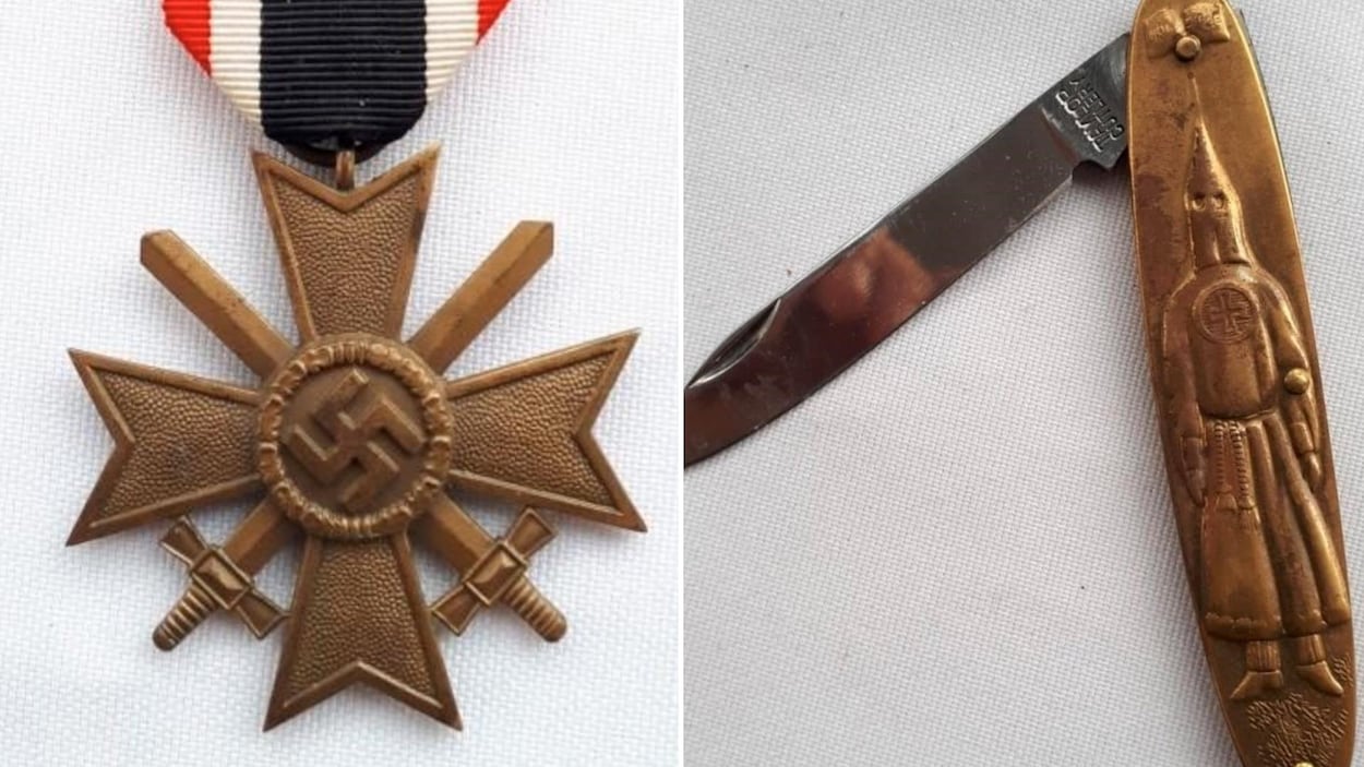 À gauche, une croix gammée sur une médaille et à droite, un canif avec une gravure d'un homme dans un habit du KKK.