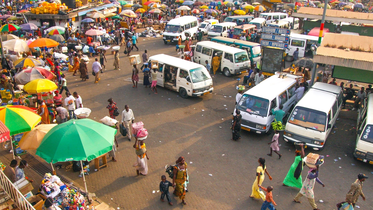 Vue de haut du marché de Kumasi.