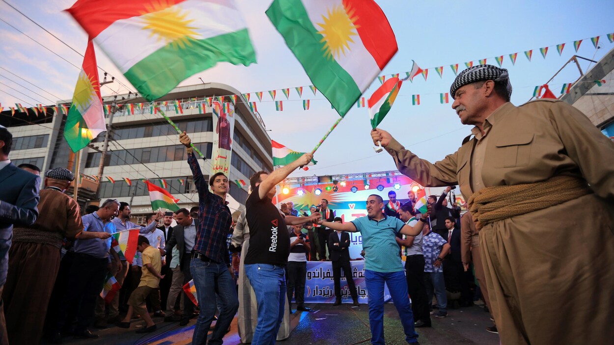 Des Kurdes montrent leur appui à l'indépendance du Kurdistan irakien. Des Kurdes montrent leur appui à l'indépendance du Kurdistan irakien.