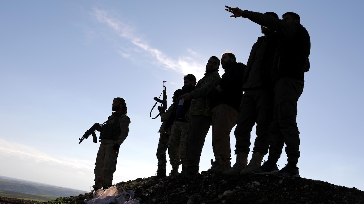 Des rebelles syriens armés, appuyés par la Turquie, sont positionnés dans les environs de la ville de Manbij, sous contrôle kurde.
