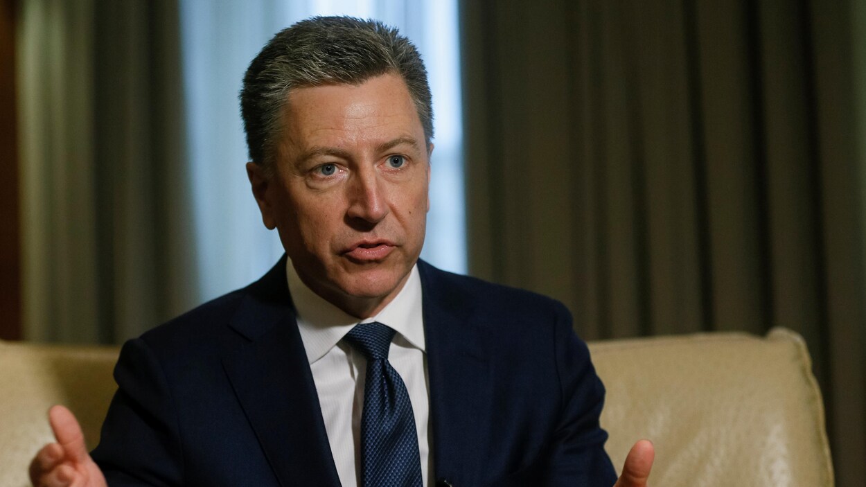 Kurt Volker répond à un journaliste.