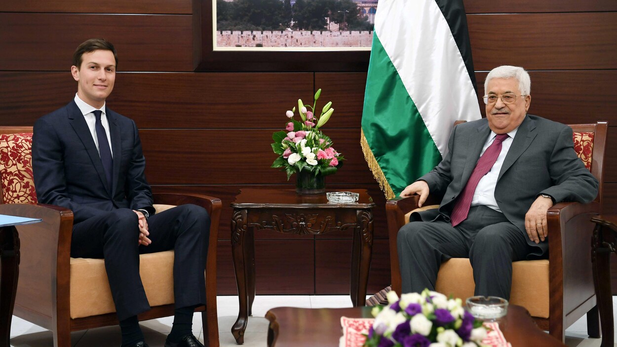 Jared Kushner et Mahmoud Abbas sont assis sur des divans et posent pour les médias