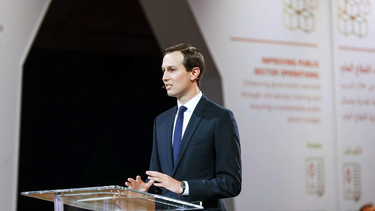 Jared Kushner prend la parole lors d'une conférence. Il est debout, face à un pupitre en verre.