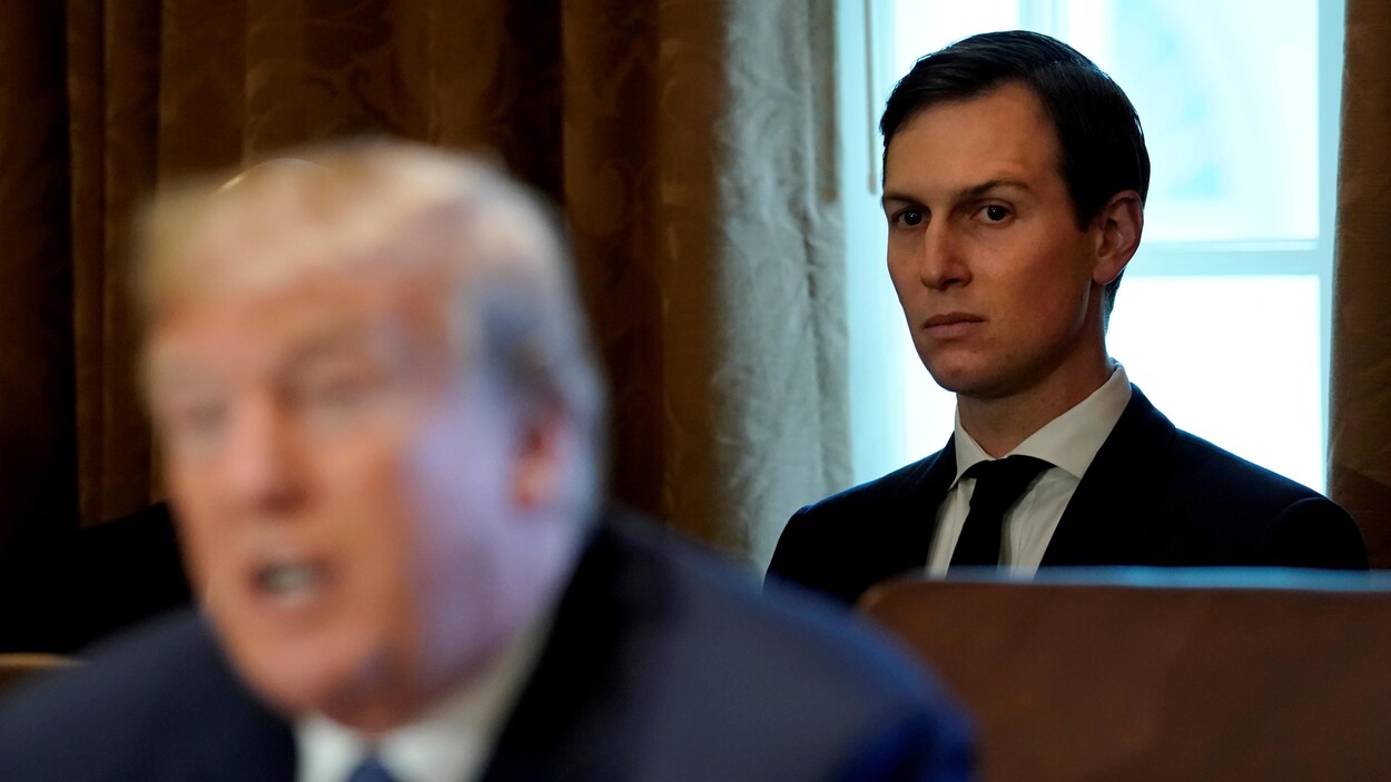 Jared Kushner, gendre et conseiller du président américain, écoute ce dernier parler, l'air grave.