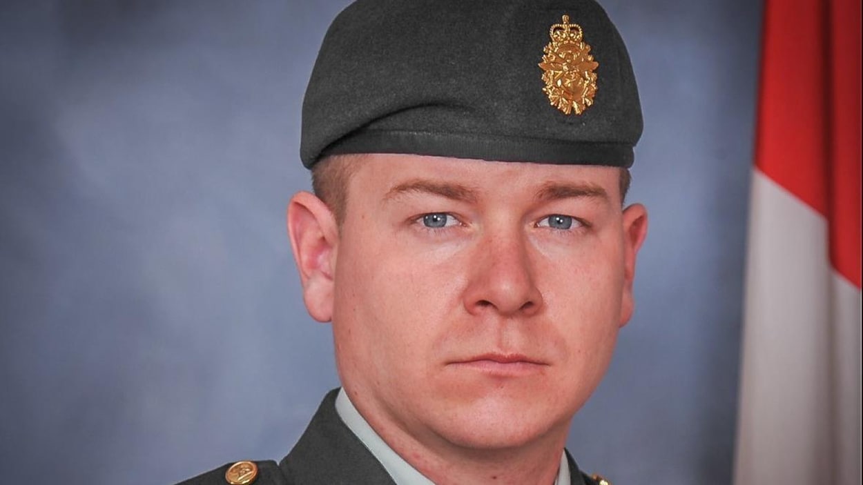Un homme en tenue de militaire des Forces canadiennes. Un homme en tenue de militaire des Forces canadiennes.