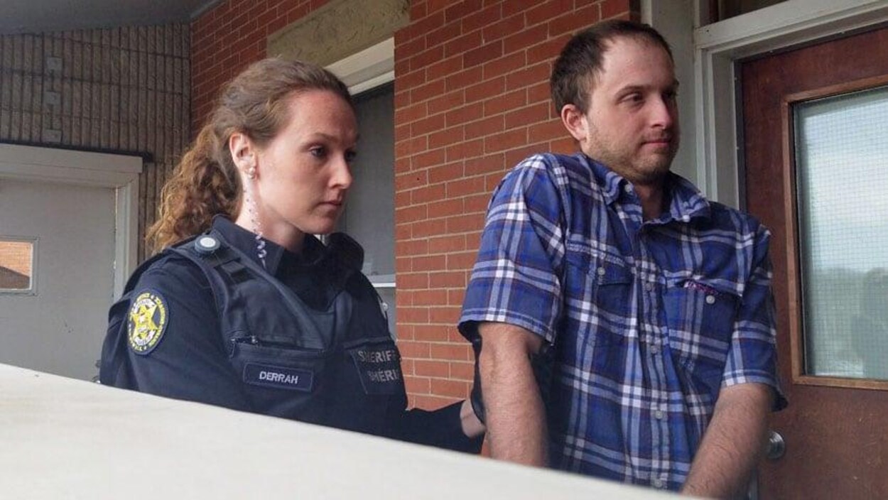 Kyle Springer est escorté par une shérif au palais de justice de Woodstock.