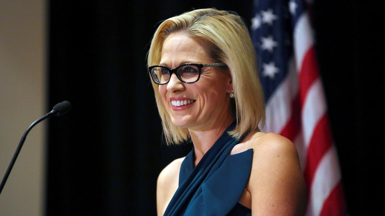 La démocrate Kyrsten Sinema s'adresse à ses partisans après avoir remporté officiellement la course au Sénat américain à l'hôtel Omni Montelucia de Scottsdale, en Arizona.