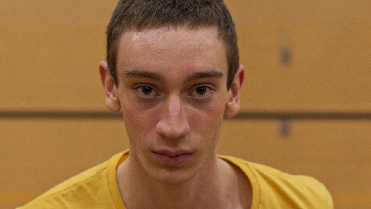 Le comédien Théodore Pellerin dans le film La course-navette. Gros plan sur son visage rougi par l'effort. On reconnaît à l'arrière-plan le mur du gymnase dans lequel il s'exerce à la course. Le comédien Théodore Pellerin dans le film La course-navette. Gros plan sur son visage rougi par l'effort. On reconnaît à l'arrière-plan le mur du gymnase dans lequel il s'exerce à la course.