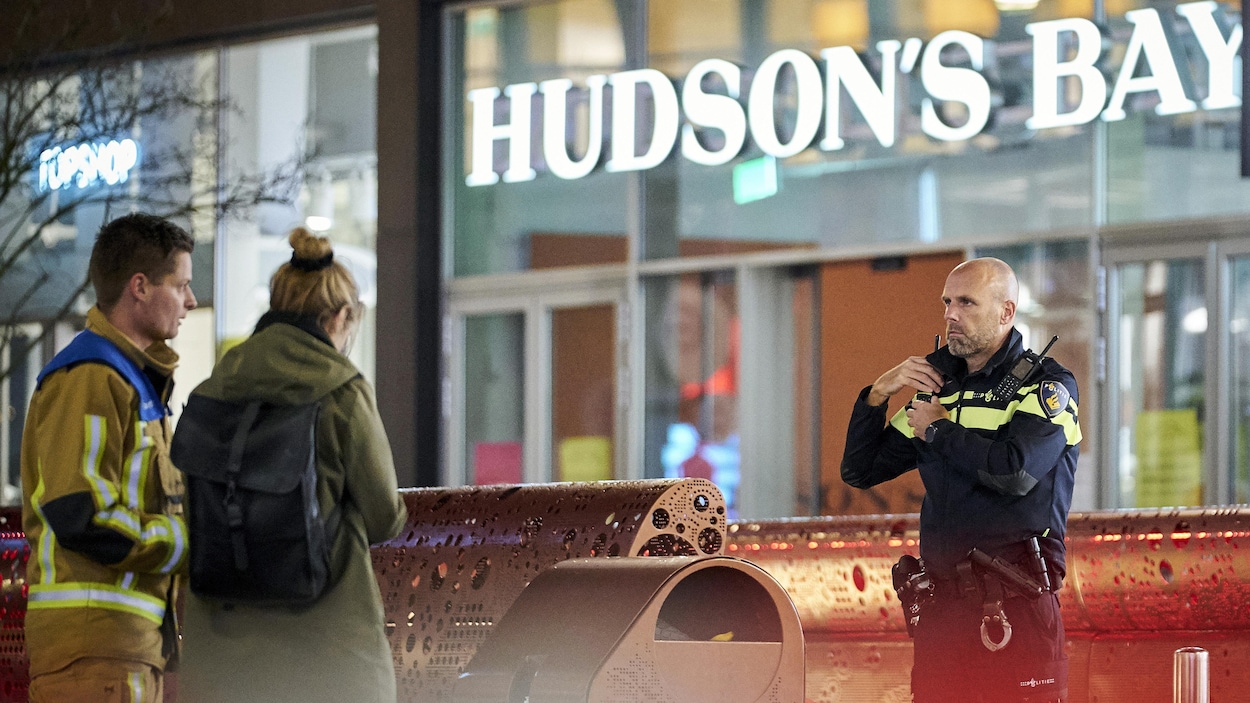 Un policier devant un commerce.