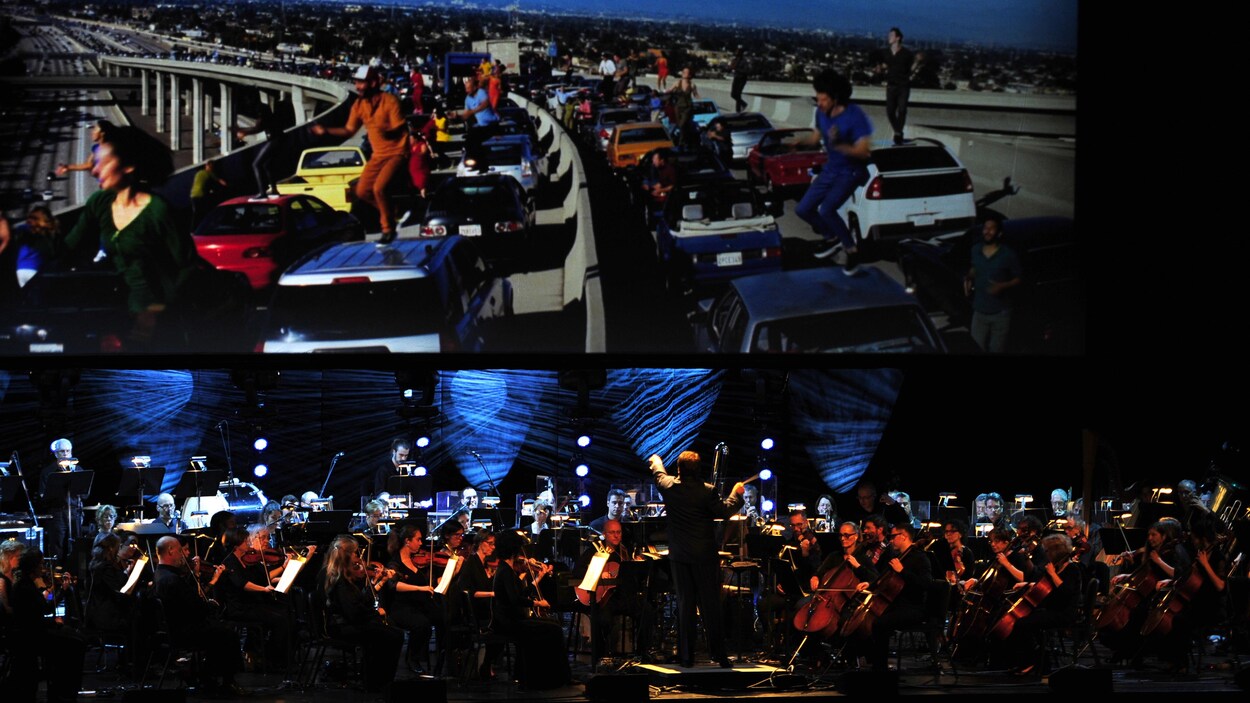 The orchestra under the direction of conductor Erik Ochsner and "La La Land", the film, on giant screen.