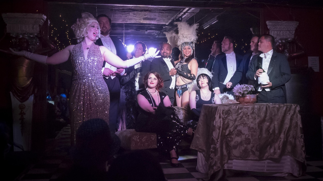 L'une des premières scènes de La traviata de l'opéra Mercury au blic Chez Pierre à Edmonton