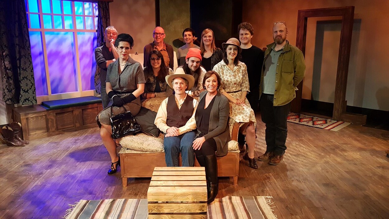 Les membres d'une production de la Troupe du Jour sur la scène pour une photo de groupe.