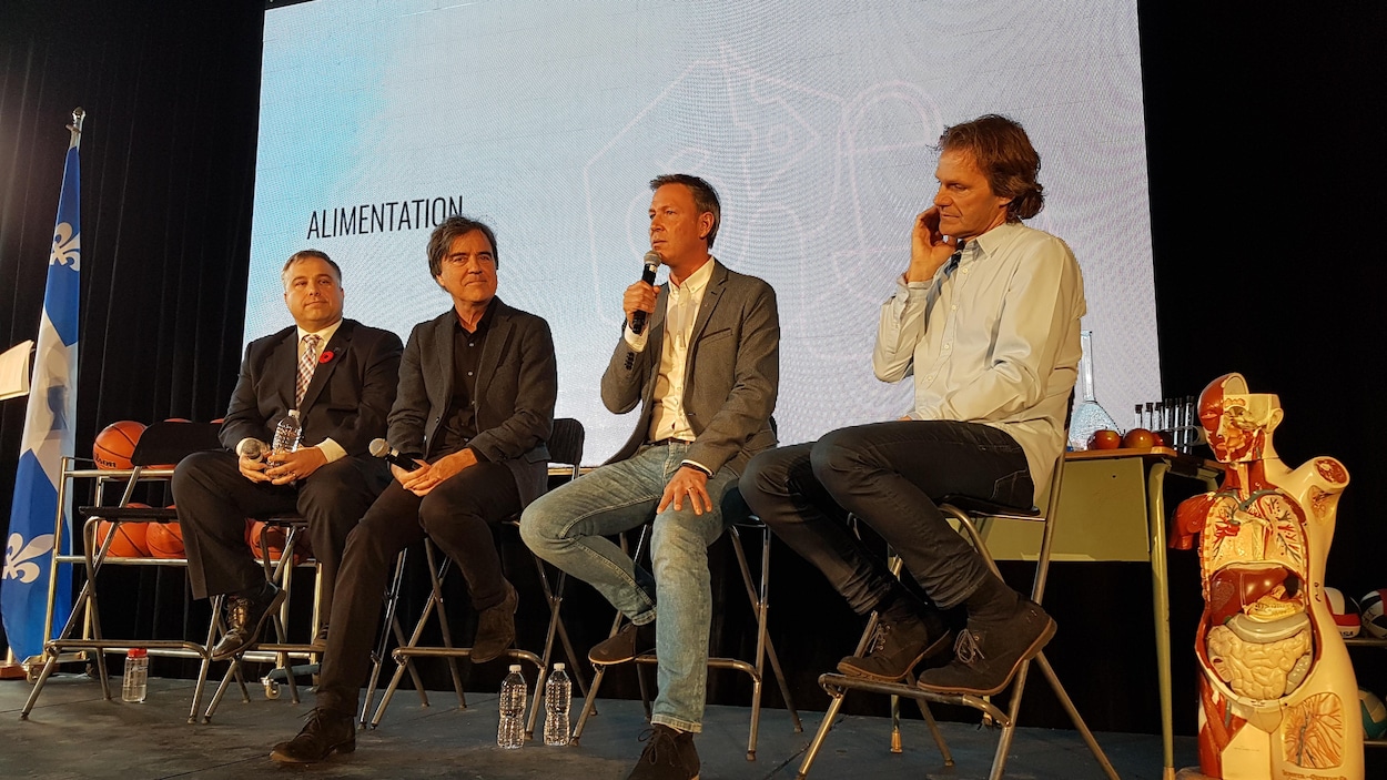 L'architecte Pierre Thibault, le chef Ricardo Larrivée et le triathlète Pierre Lavoie présentent leur projet Lab-École en compagnie du ministre de l'Éducation, Sébastien Proulx.