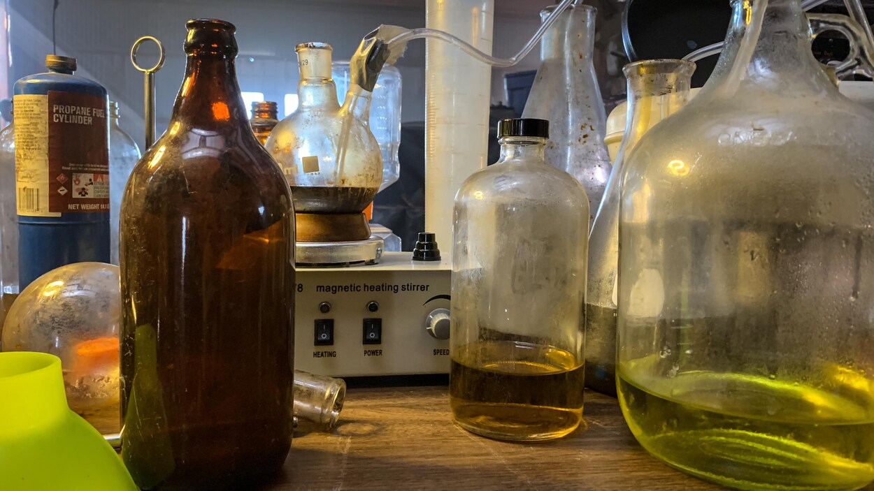 Laboratoire de drogues illicites, dans lequel on aperçoit des bouteilles pleines de liquides quelconque.
