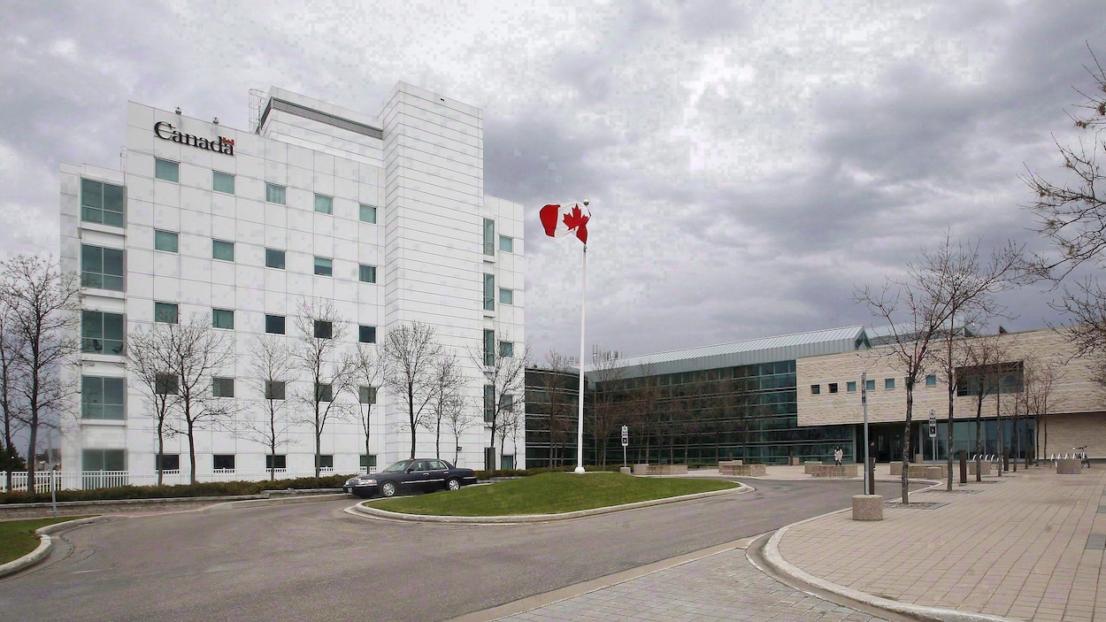 Vue de l'extérieur des installations du Laboratoire national de microbiologie, à Winnipeg.