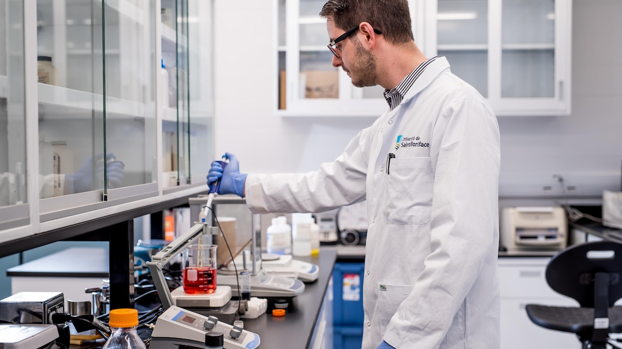 Un homme travaille debout dans un laboratoire. Un homme travaille debout dans un laboratoire.