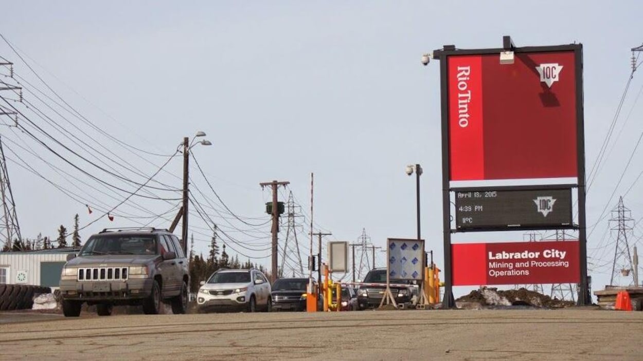 L'entrée principale de la mine de la Compagnie minière du Canada à Labrador City.