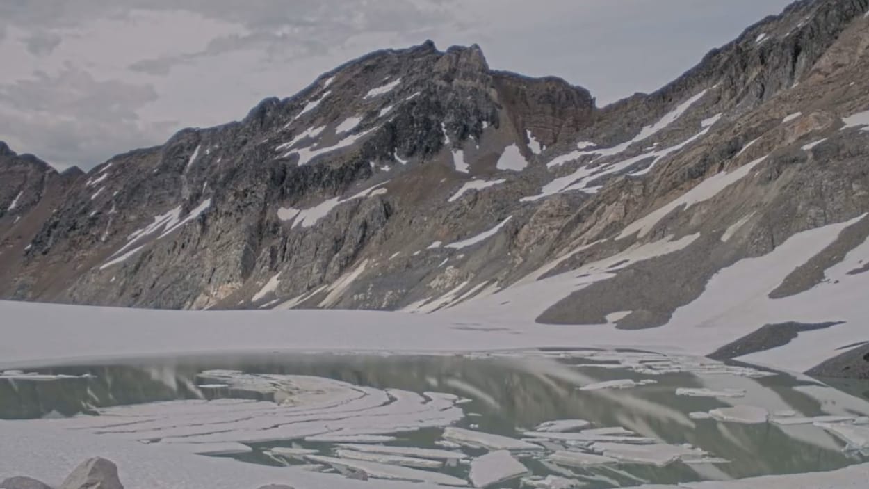Un lac glaciaire déborde au nord-est de Pemberton