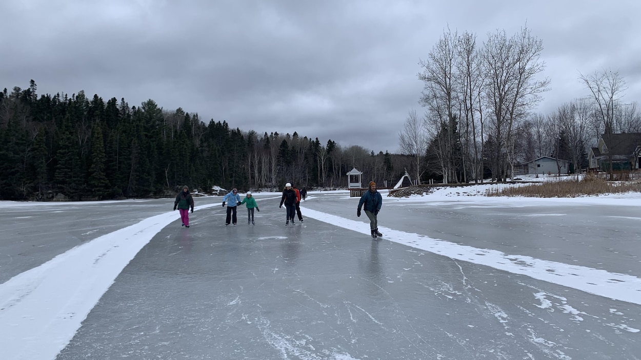 Des bénévoles aménagent une patinoire naturelle sur le lac Kénogami | Radio 