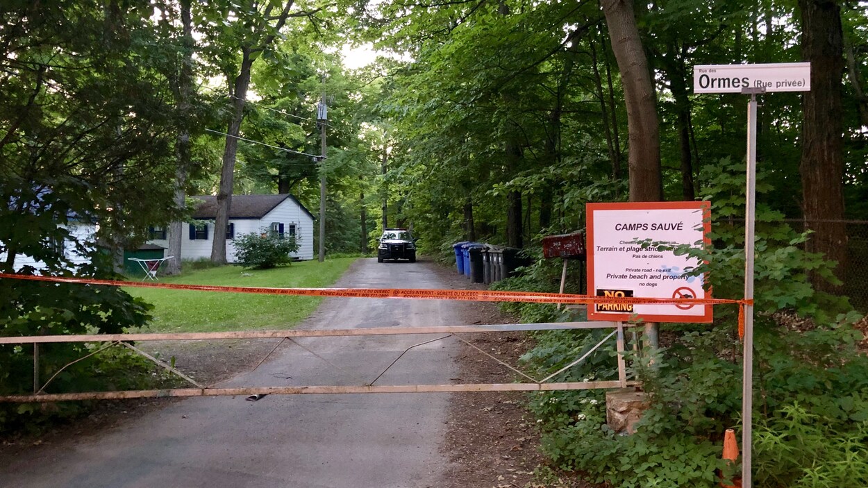 Un ruban est installé devant l'entrée qui mène à un lac.
