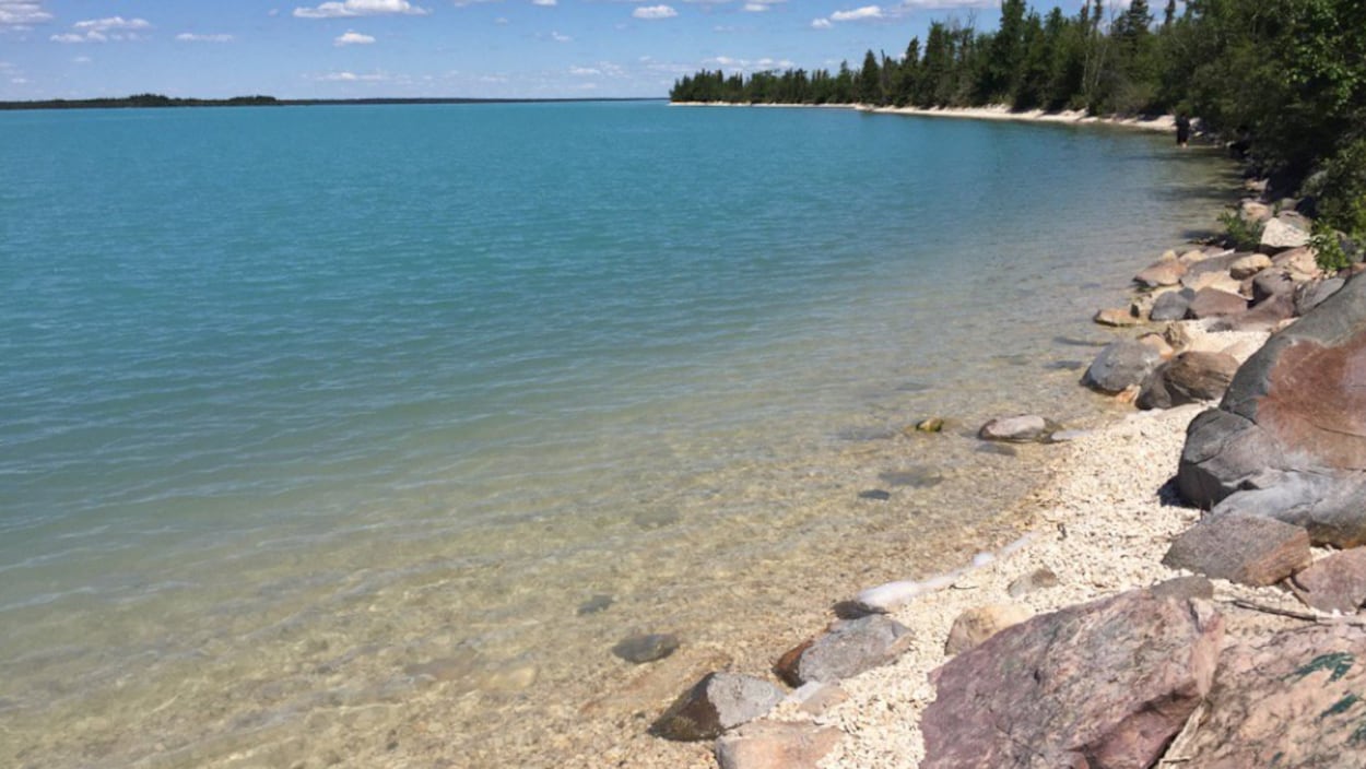 Un lac aux couleurs turqouise. Un lac aux couleurs turqouise.