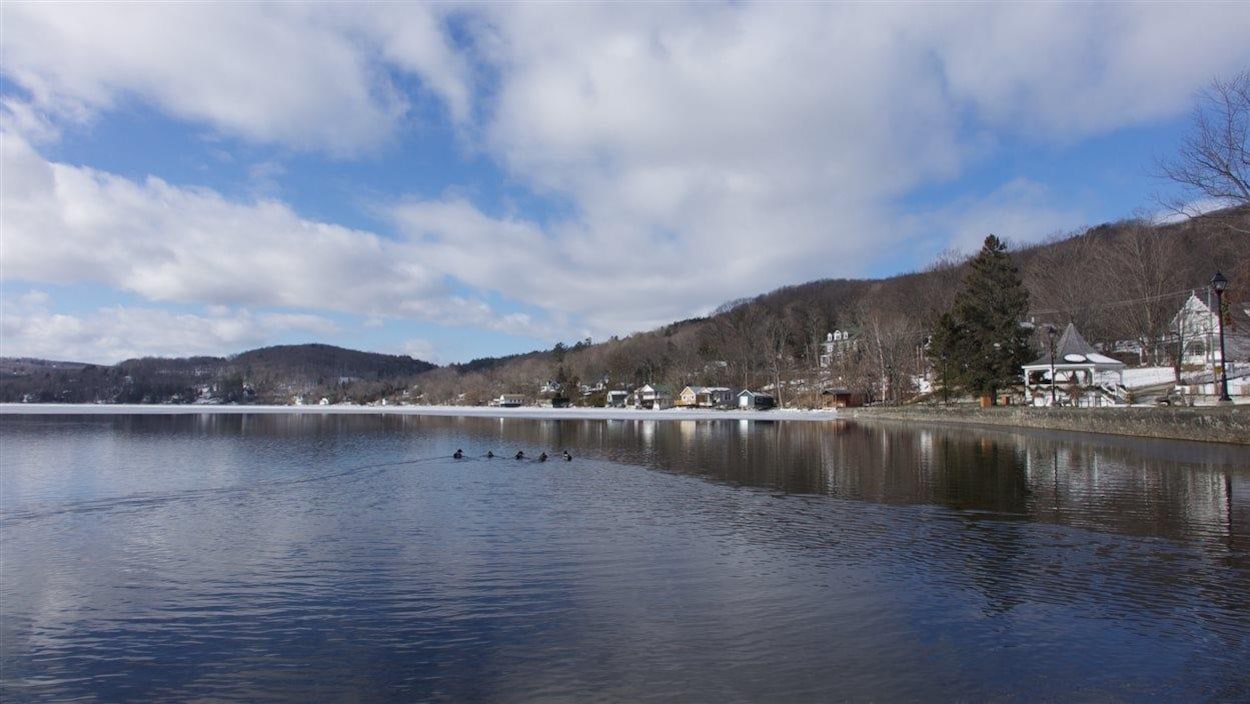 Le lac Massawippi, vu du village de North Hatley. Il reste un peu de neige sur le lac, mais il est calé. On voit en arrière-plan le parc Dreamland.