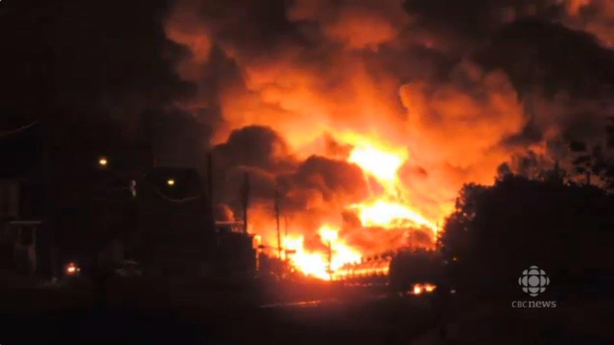 Un train sans conducteur a dévalé la pente menant à Lac-Mégantic pour exploser au centre-ville de la municipalité de l'Estrie dans la nuit du 5 au 6 juillet 2013. Un train sans conducteur a dévalé la pente menant à Lac-Mégantic pour exploser au centre-ville de la municipalité de l'Estrie dans la nuit du 5 au 6 juillet 2013.