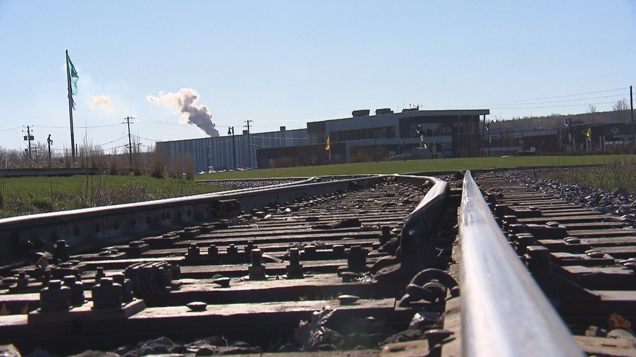Les rails du chemin de fer qui traverse le centre-ville de Lac-Mégantic.