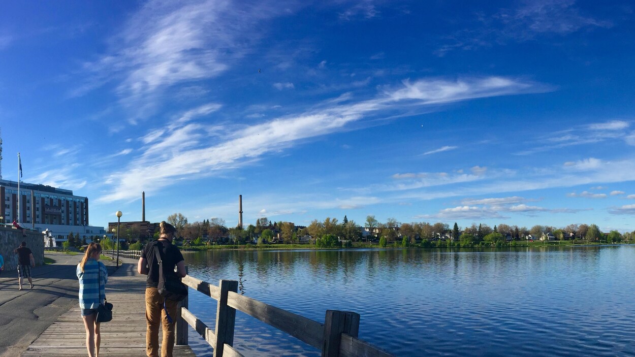 La promenade Agnès-Dumulon aux abords du Lac Osisko, à Rouyn-Noranda