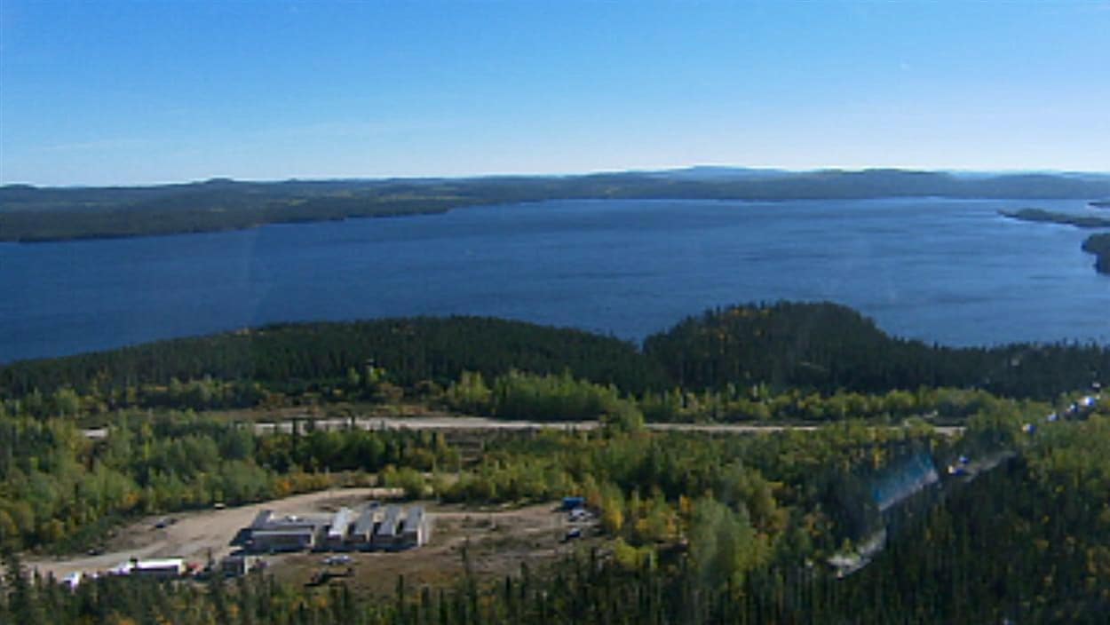 Vue aérienne du Lac-à-Paul et du site projeté de la mine d'Arianne Phosphate.