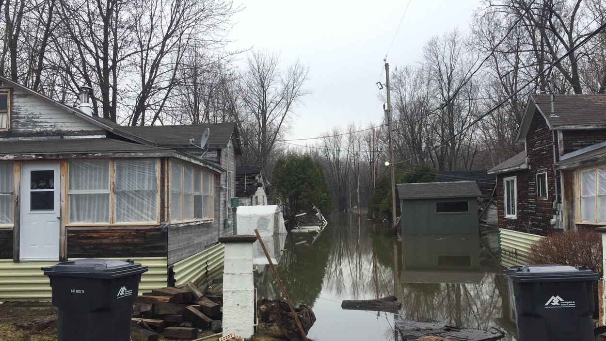 La pluie provoque des inondations le long du fleuve SaintLaurent RadioCanada.ca