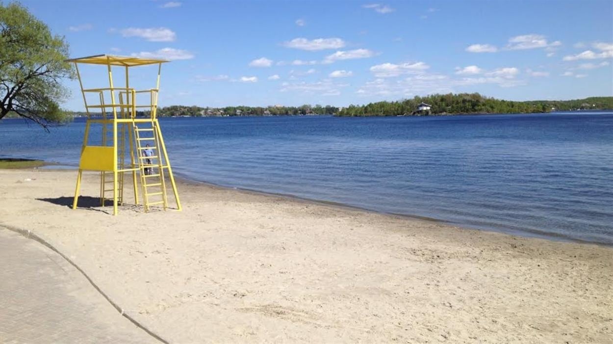 Une plage sans sauveteur dans la chaise prévue à cette fin