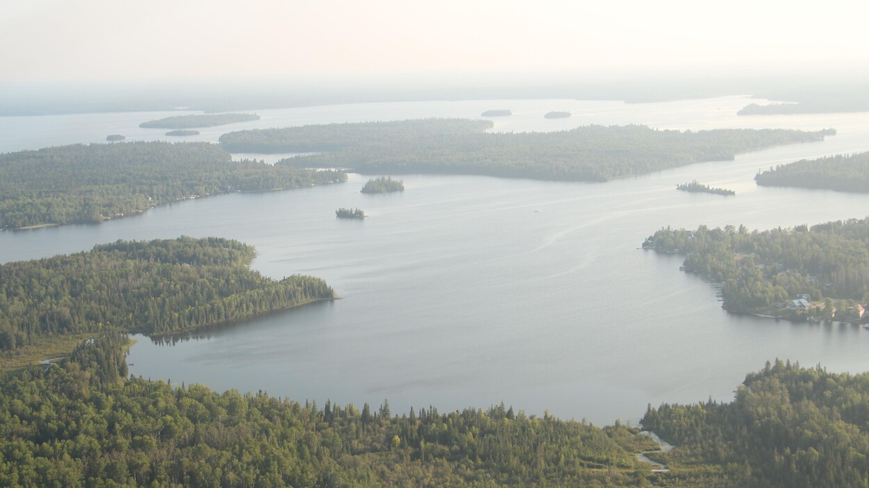 Une photo aérienne d'un lac.