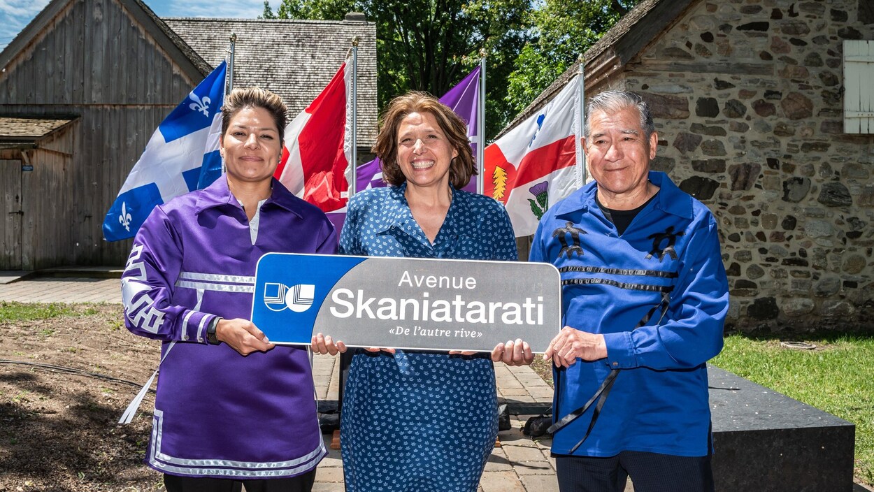 La cheffe Skye-Deer, la mairesse de Lachine Maja Vodanovic et le grand chef Joseph Tokwiro Norton tiennent un panneau de rue et sourient à la caméra.
