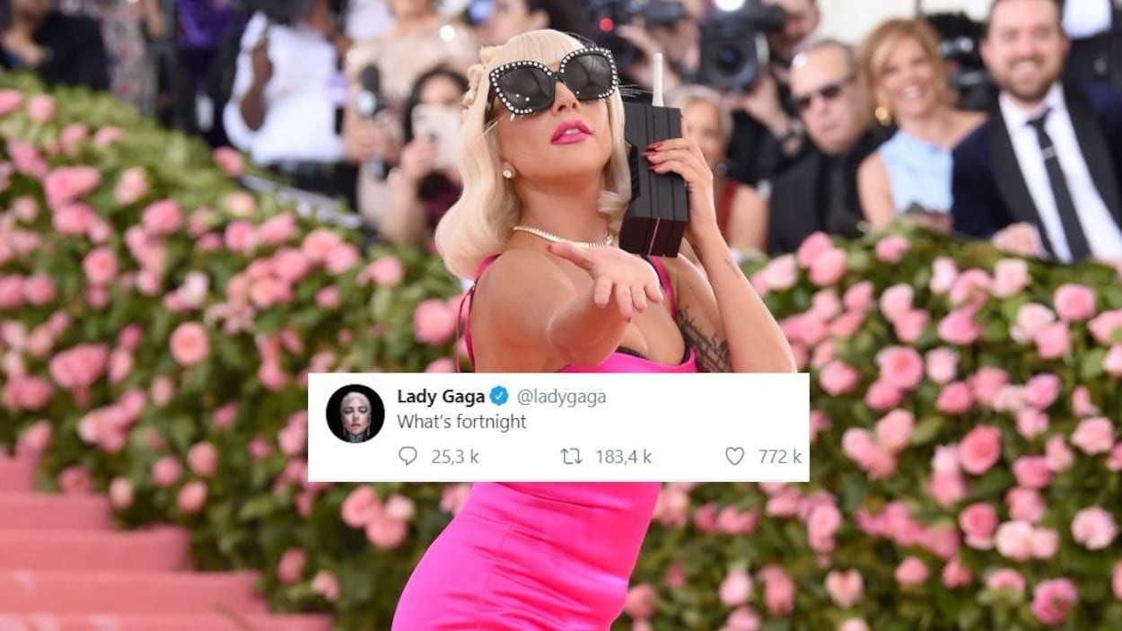 Lady Gaga avec un gros téléphone à l'oreille lors d'un tapis rouge.