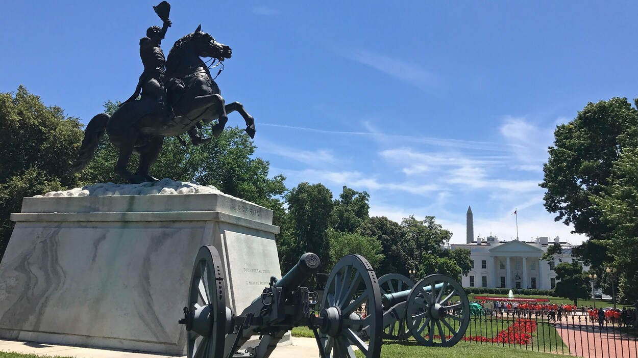 Une poignée de néonazis seulement à Washington, des centaines de contre-manifestants Une poignée de néonazis seulement à Washington, des centaines de contre-manifestants
