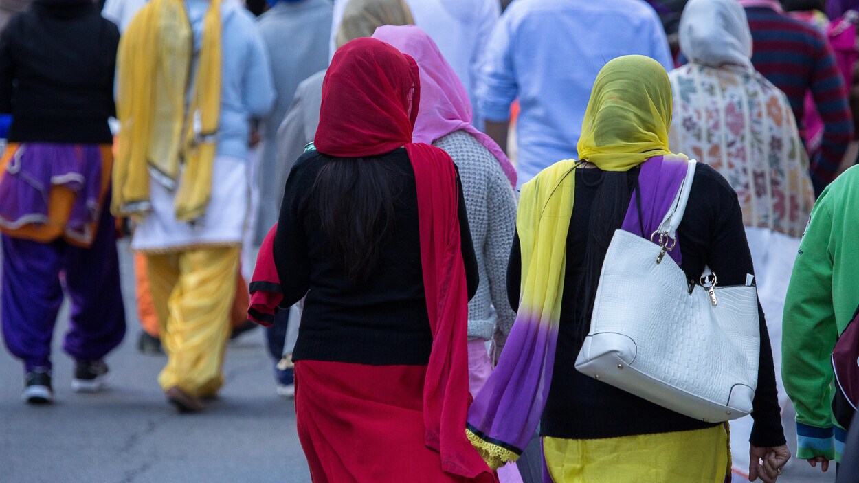 Des femmes sikhes se baladent dans la rue.