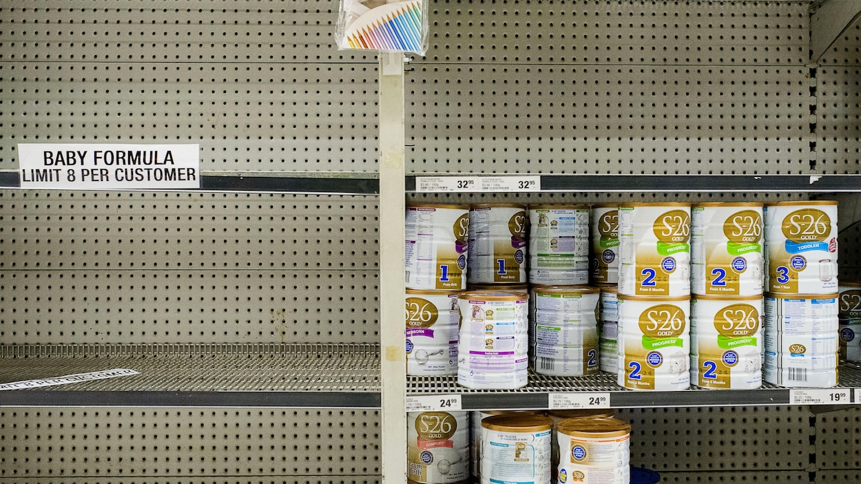 Un étalage montrant plusieurs contenants de lait maternisé, de différentes marques.